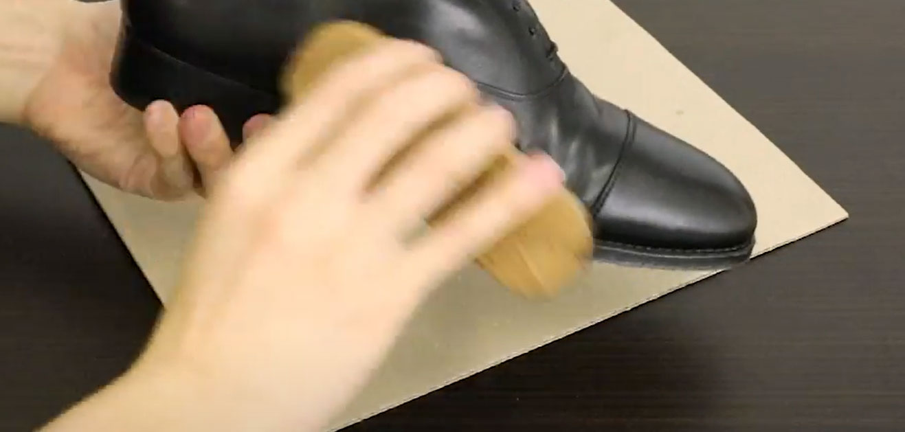 【革靴クリームを塗る手順05】革靴クリームを塗って5分～10分後にブラッシングをかけて、クリームをより馴染ませていきます。