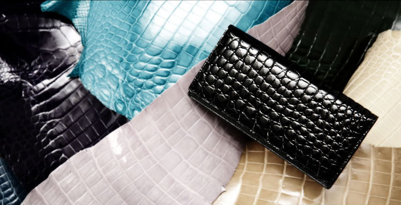 様々なカラーがあるクロコダイルのお財布。中でもブラックは定番カラー。