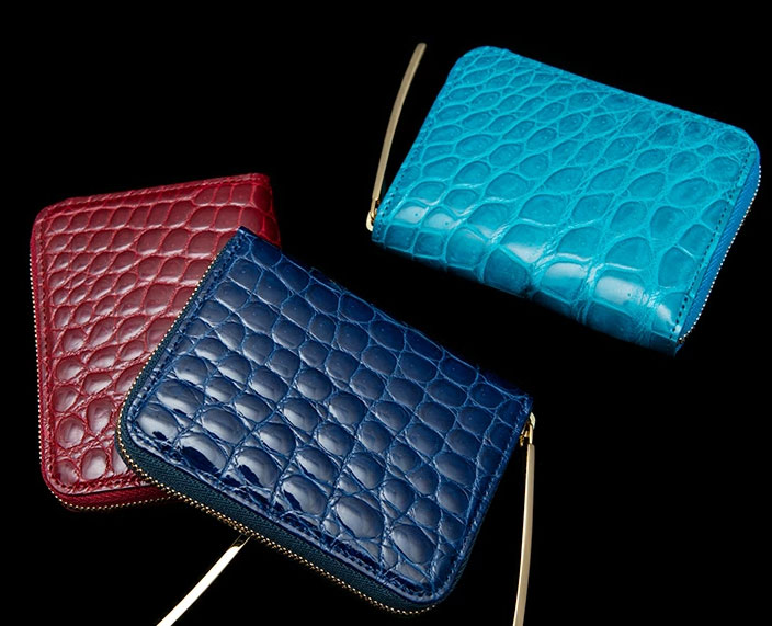 小さいサイズなので、ツヤ感や光沢、コーディネートのアクセントとして効く色味など、いつもの長財布では手にしにくい個性的な財布も選びやすいですね。